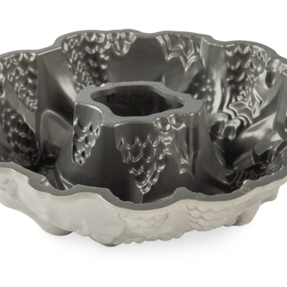 NWOT Nordic Ware Holiday Wreath Bundt pan - Picture 9 of 10